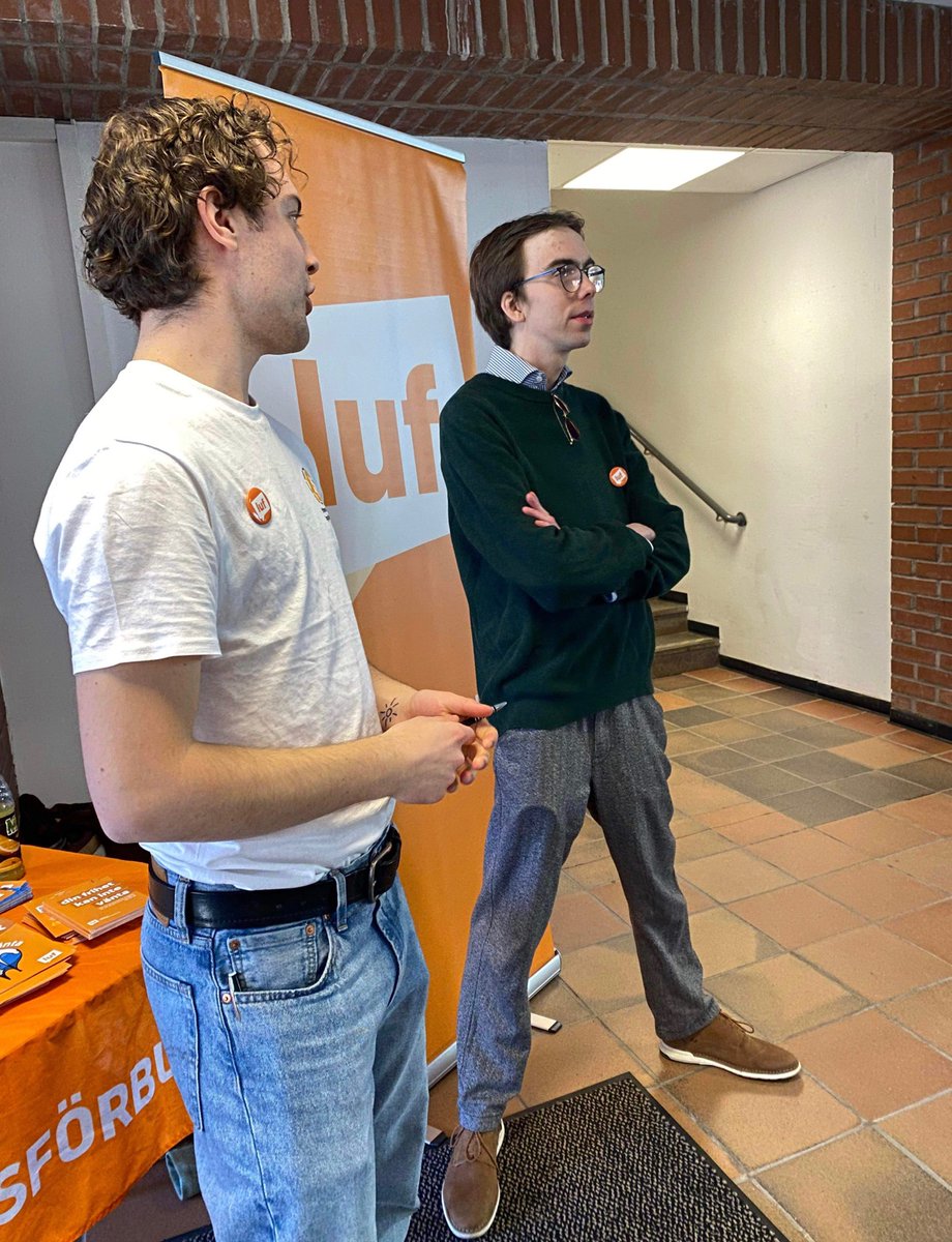 LUFLund's tweet photo. Kampanj på Katedralskolan idag! 🧡

#luflund #lufswe #katedralskolan #kattelund https://t.co/RLKzfJzHpM