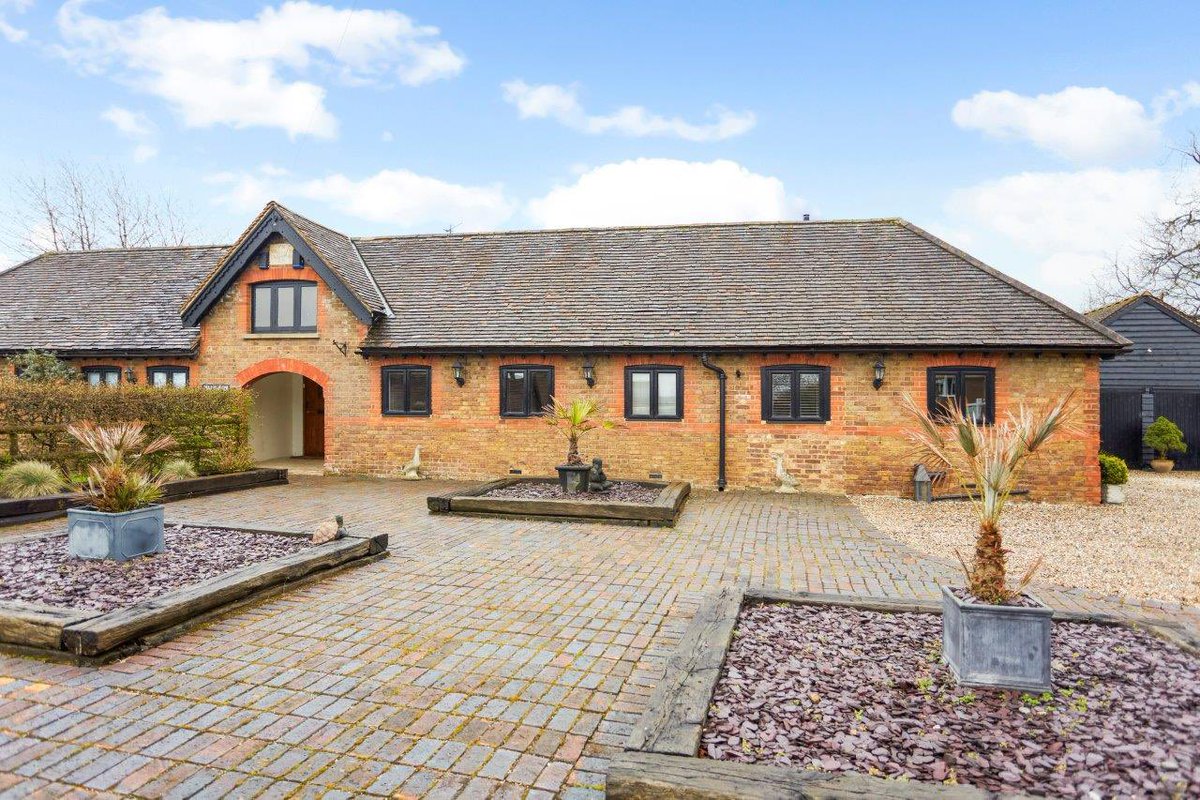 HamptonsReigate's tweet photo. New Instruction

Launching today. 

Set on the edges of Nutfield with three good bedrooms &amp; 1.75 acres.

Beautifully presented &amp; with the added benefit of off road parking for numerous cars.

Call 01737 244422 for more details

#Hamptons #HamptonsReigate #SurreyHomes https://t.co/L3lWzMi7Uc