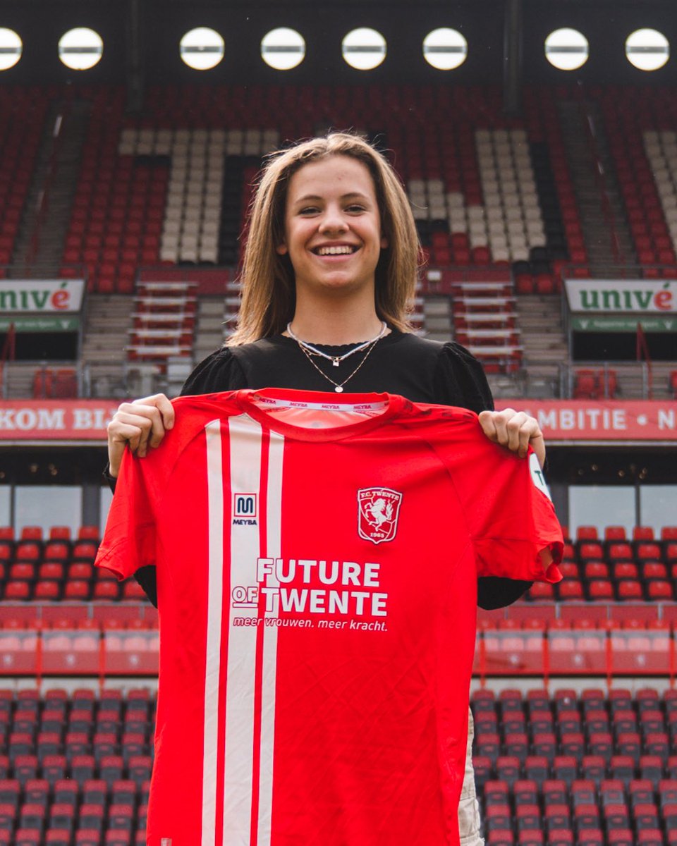 flowsports's tweet photo. There’s nothing quite like the feeling of signing your first professional contract 🤩 Enjoy this beautiful day, Eva ✍🏼 https://t.co/wUB5HcPkbx