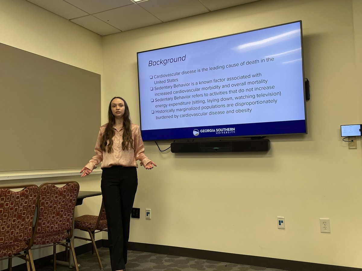 Anapalac2's tweet photo. Proud mentor alert!! Stellar presentation by Grace Anderson from @GeorgiaSouthern on sedentary behavior and racial/ethnic disparities. @jphcoph 🔥☄️ https://t.co/PJQbavQXtM