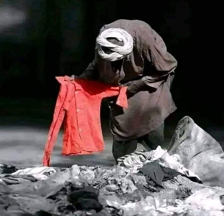 A4R_Ali's tweet photo. ایک گاؤں میں غریب نائی رہا کرتا تھا جو ایک درخت کے نیچے کرسی لگا کے لوگوں کی حجامت کرتا ۔

مشکل سے گزر بسر ہورہی تھی۔ اس کے پاس رہنے کو نہ گھر تھا۔ نہ بیوی تھی نہ بچے تھے۔ صرف ایک چادر اور ایک تکیہ اس کی ملکیت تھی ۔ جب رات ہوتی تو وہ ایک https://t.co/jRck4DzbCC