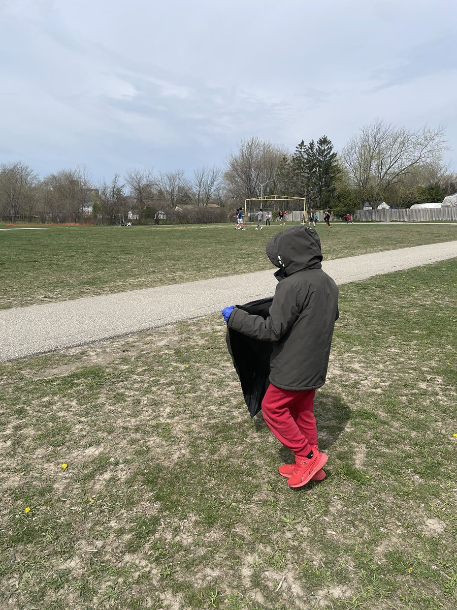 bhedderson's tweet photo. Trying to do our part with keeping the earth clean…  @LEADUWindsor https://t.co/cNvWZAq6ut