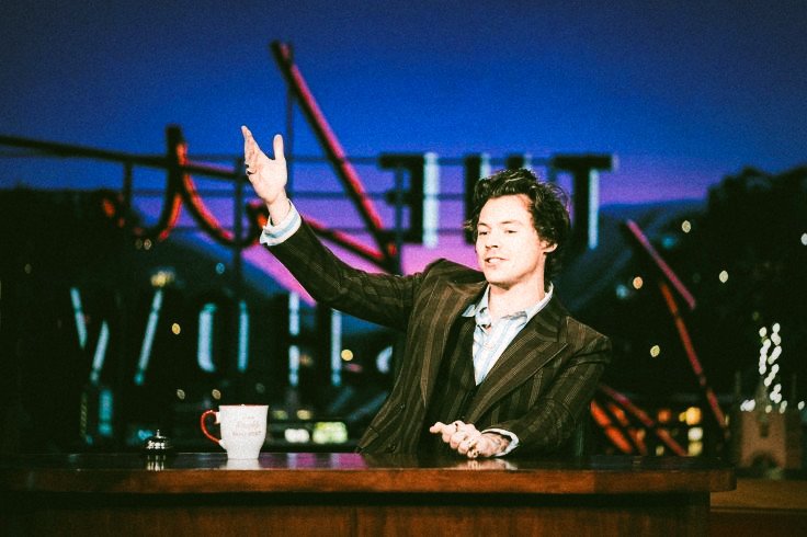 l0uisbird's tweet photo. OS | PREMIERE

donde harry es el periodista de un canal de chismes y se filtra en la premiere de louis.

O donde louis termina follando al reportero que siempre habla mal de él. https://t.co/QibbpTzRrS