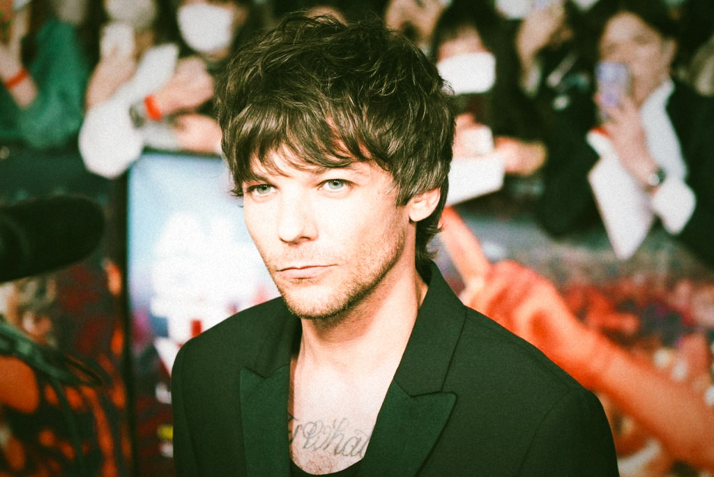 l0uisbird's tweet photo. OS | PREMIERE

donde harry es el periodista de un canal de chismes y se filtra en la premiere de louis.

O donde louis termina follando al reportero que siempre habla mal de él. https://t.co/QibbpTzRrS