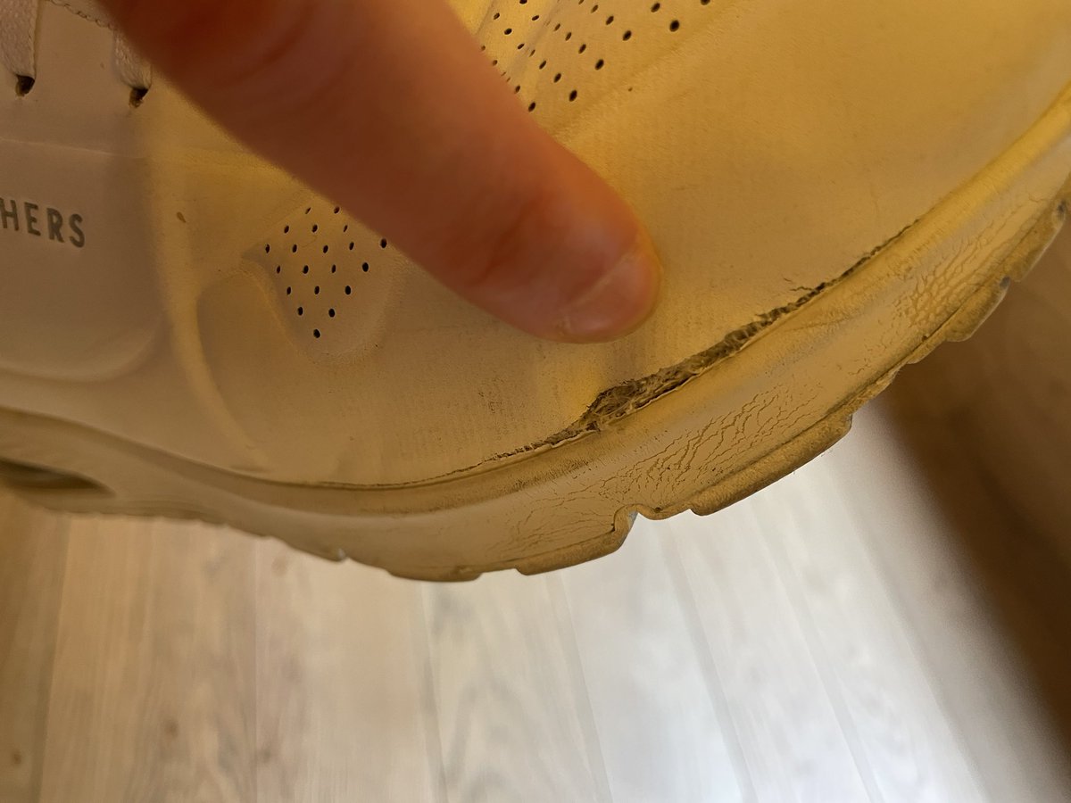 Carolina_Millet's tweet photo. @SkechersSpain Me compré estas zapatillas en septiembre de 2022 (tienen poco más de 7 meses) y se destiñó la goma y se despegaron en varios lugares. ¿Dónde tengo que ir a hacer el reclamo? Ya no tengo el ticket, pero me parece un despropósito, no costaron nada baratas!! https://t.co/xfTkmhRrSx