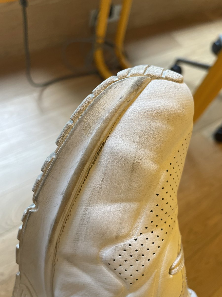 Carolina_Millet's tweet photo. @SkechersSpain Me compré estas zapatillas en septiembre de 2022 (tienen poco más de 7 meses) y se destiñó la goma y se despegaron en varios lugares. ¿Dónde tengo que ir a hacer el reclamo? Ya no tengo el ticket, pero me parece un despropósito, no costaron nada baratas!! https://t.co/xfTkmhRrSx