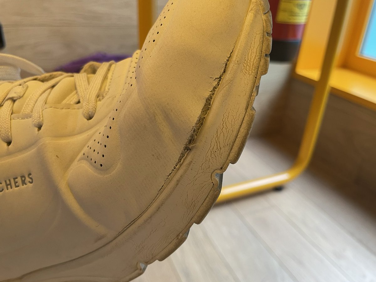 Carolina_Millet's tweet photo. @SkechersSpain Me compré estas zapatillas en septiembre de 2022 (tienen poco más de 7 meses) y se destiñó la goma y se despegaron en varios lugares. ¿Dónde tengo que ir a hacer el reclamo? Ya no tengo el ticket, pero me parece un despropósito, no costaron nada baratas!! https://t.co/xfTkmhRrSx