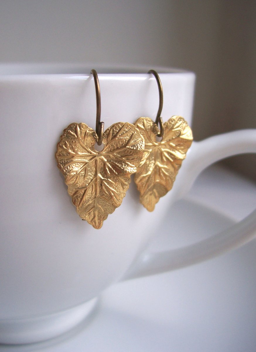 magpiesdaughter's tweet photo. Little naturalistic leaf earrings, made with pressed, golden brass.
These are a favourite piece that I stopped making for a while, but now they're back! ✨
Shop link in bio ...or drop me a message ✉️
#springjewellery #leaves #imadethis https://t.co/8yiKulsGye