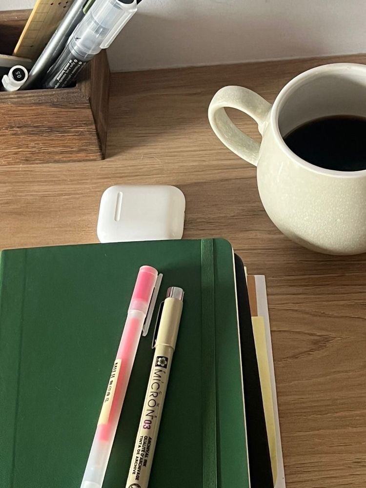 aeplain's tweet image. { #studytwt • #collegetwt • #lifetwt }
          #wellnesstwt • #dancetwt 

– 2003, ellen, she/her, estp.
– pt-br, eng, learning esp + kor.
– pt/eng literature &amp;amp; linguistics major.
– ballet/jazz dancer.
– moodboards, ranting about life &amp;amp; motivation.

♡ to be moots