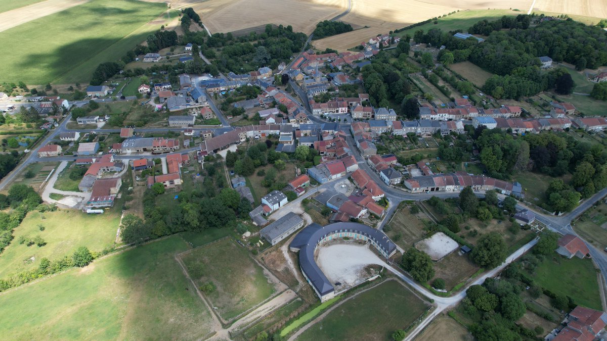 TourismArdennes's tweet photo. A #Buzancy, il y a un édifice qui ne passe pas inaperçu par l'originalité de son architecture en forme de fer à cheval 🏛️ Anciennes bouveries du Château Augard, ses communs accueillent aujourd'hui un musée dédié au #cheval de trait ardennais 🐎
👉 https://t.co/wshTGenchw https://t.co/TxYGW5ln04