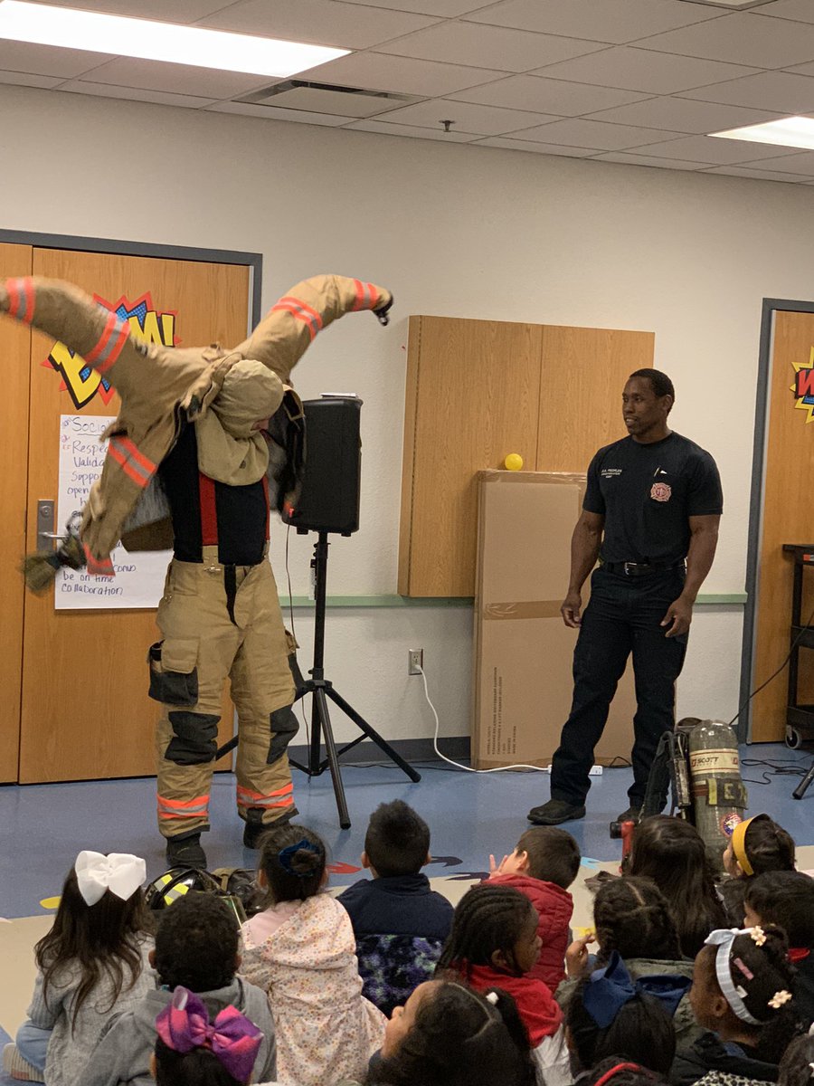 CliftonECS's tweet photo. Firefighter show and tell at Clifton is great. Thank you @Irving_Fire for showing us how to stay safe! @IrvingISD #CliftonCan https://t.co/18bA7SypBm