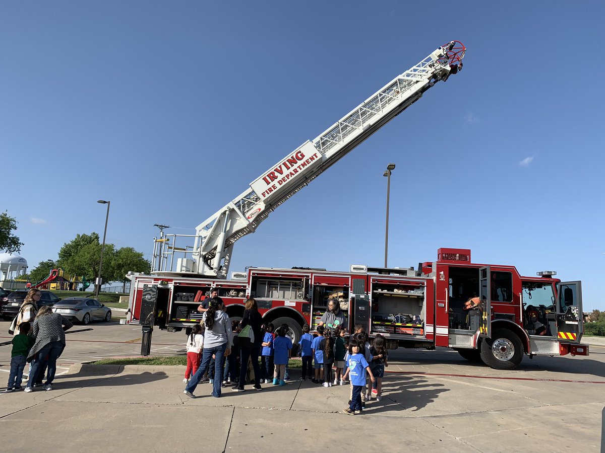 CliftonECS's tweet photo. Firefighter show and tell at Clifton is great. Thank you @Irving_Fire for showing us how to stay safe! @IrvingISD #CliftonCan https://t.co/18bA7SypBm