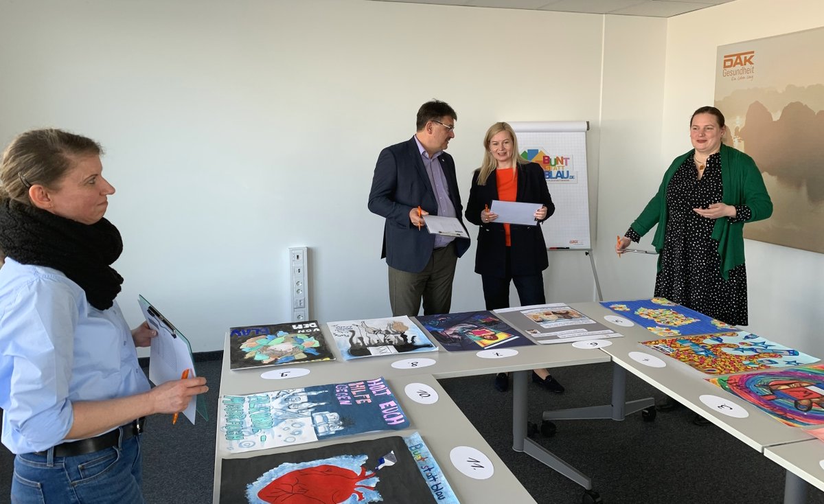 ChEnenkel's tweet photo. Die Gewinnerinnen u Gewinner unseres Wettbewerbs #buntstattblau in #Sachsen stehen fest. Danke an die großartige Landesjury mit @sms_sachsen  @PetraSejdi @lsrsachsen @CDU_SLT und #LaSuB! 👏Siegerehrung am 22. Mai. #Alkoholprävention #Kindergesundheit #regionalstark #DAKregional https://t.co/A5KOGwPA74