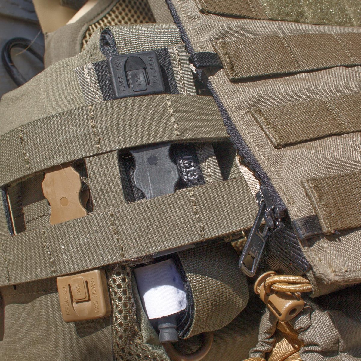 IC13_us's tweet photo. Unused space 🤔

If you attach the TQ pouch upside down, inside the cummerbund and build some pull tabs you can carry TQs without losing belt or carrier space elsewhere.

( #📸 @sawtooth_contingency_group )

#medical #tourniquet #stopthebleed #trauma #gear #tqpouch #ic13 https://t.co/AzWtnWZDfk