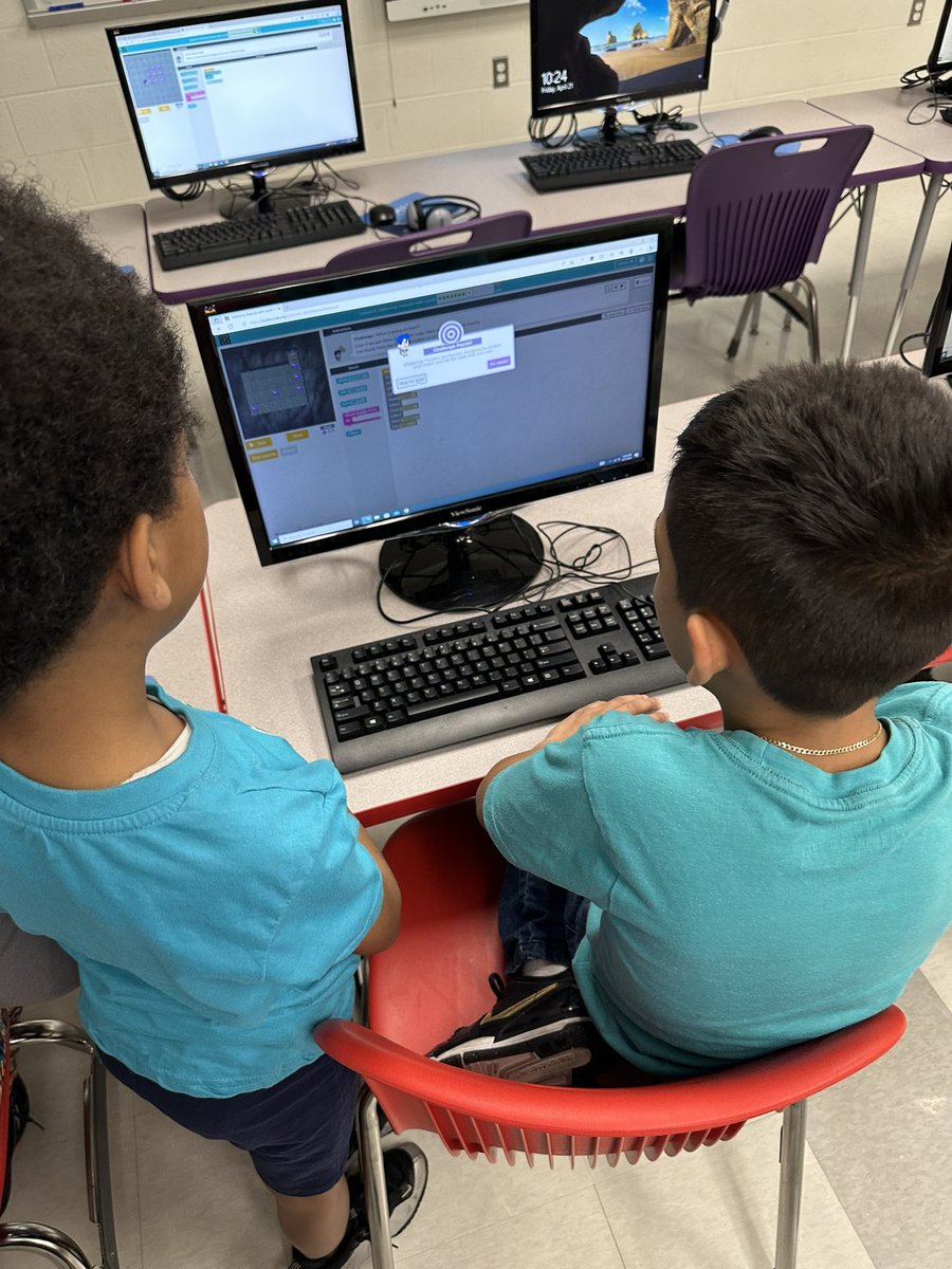 DrMuddES's tweet image. #PairProgramming @codeorg  #CollectingTreasureWithLaurel