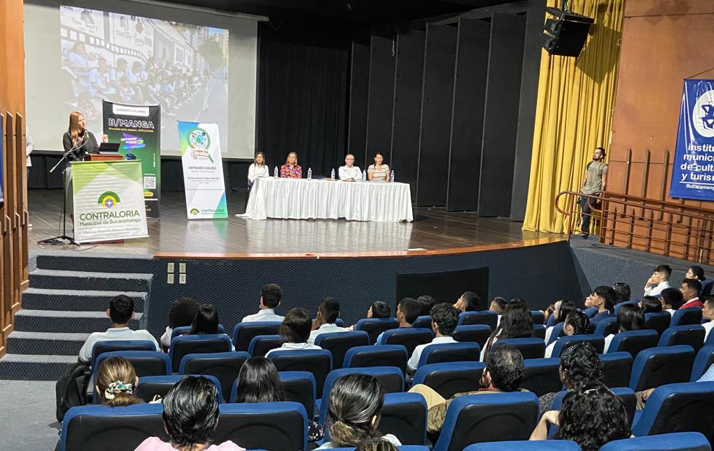 #AEstaHora <a href="/ContraloriaBga/">ContraloríaBga</a> realiza acto de posesión de #ContraloresEscolares de las Instituciones Educativas de #Bucaramanga