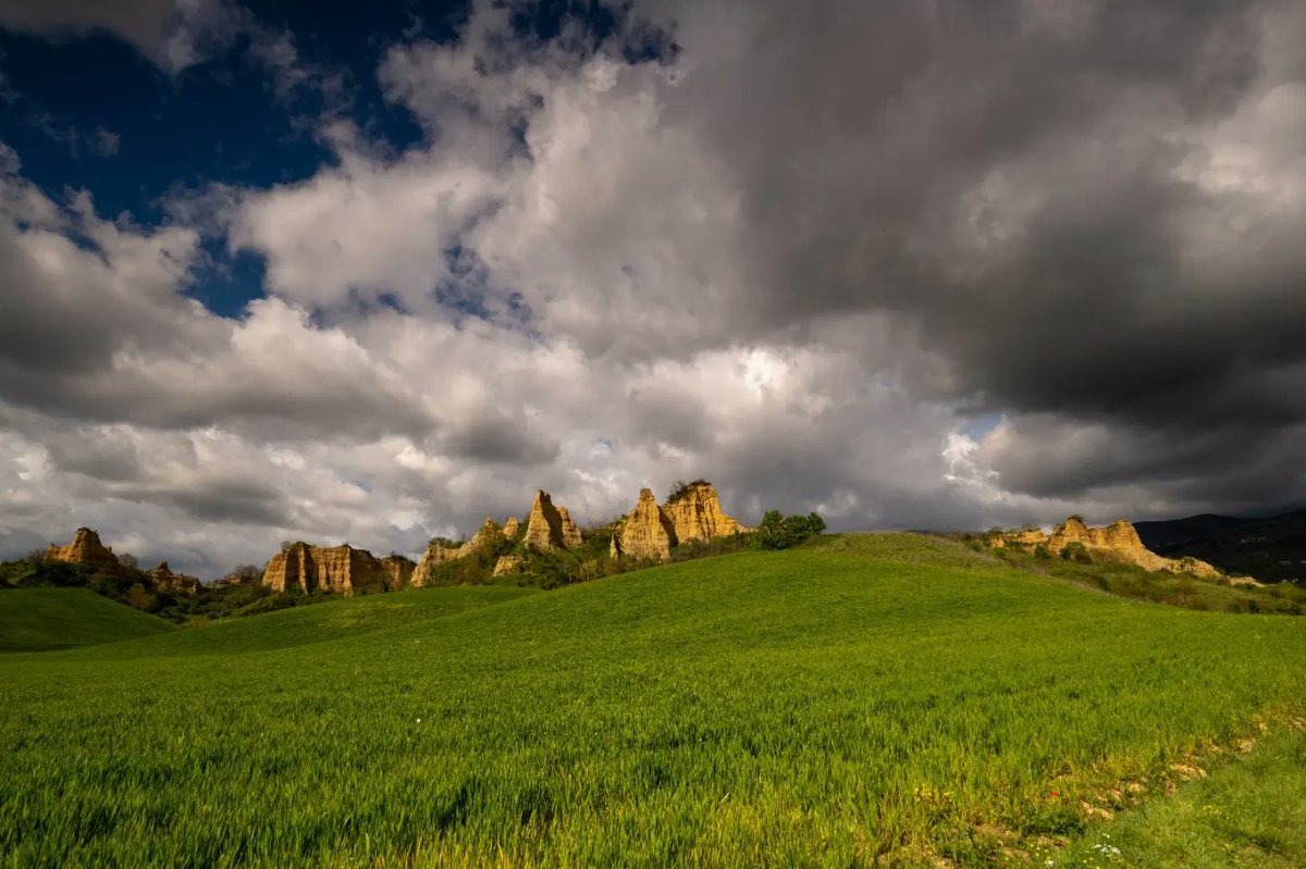 Pratomagno1's tweet photo. "Le Balze del Valdarno" il Grand Canyon Toscano 😃 
ci siete mai stati alle pendici del @Pratomagno1...?? 😊
nelle immagini 
By Riccardo Nannetti Photo https://t.co/JiYXb499CB