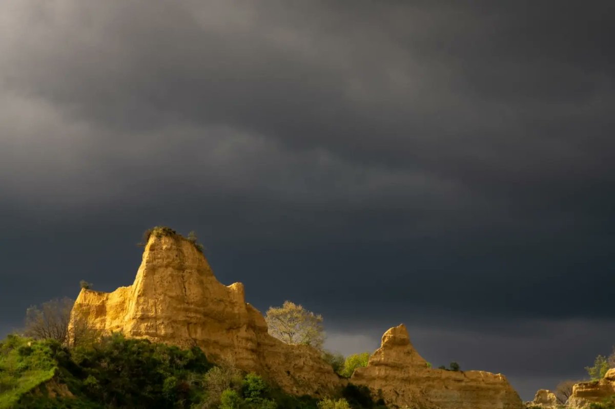Pratomagno1's tweet photo. "Le Balze del Valdarno" il Grand Canyon Toscano 😃 
ci siete mai stati alle pendici del @Pratomagno1...?? 😊
nelle immagini 
By Riccardo Nannetti Photo https://t.co/JiYXb499CB