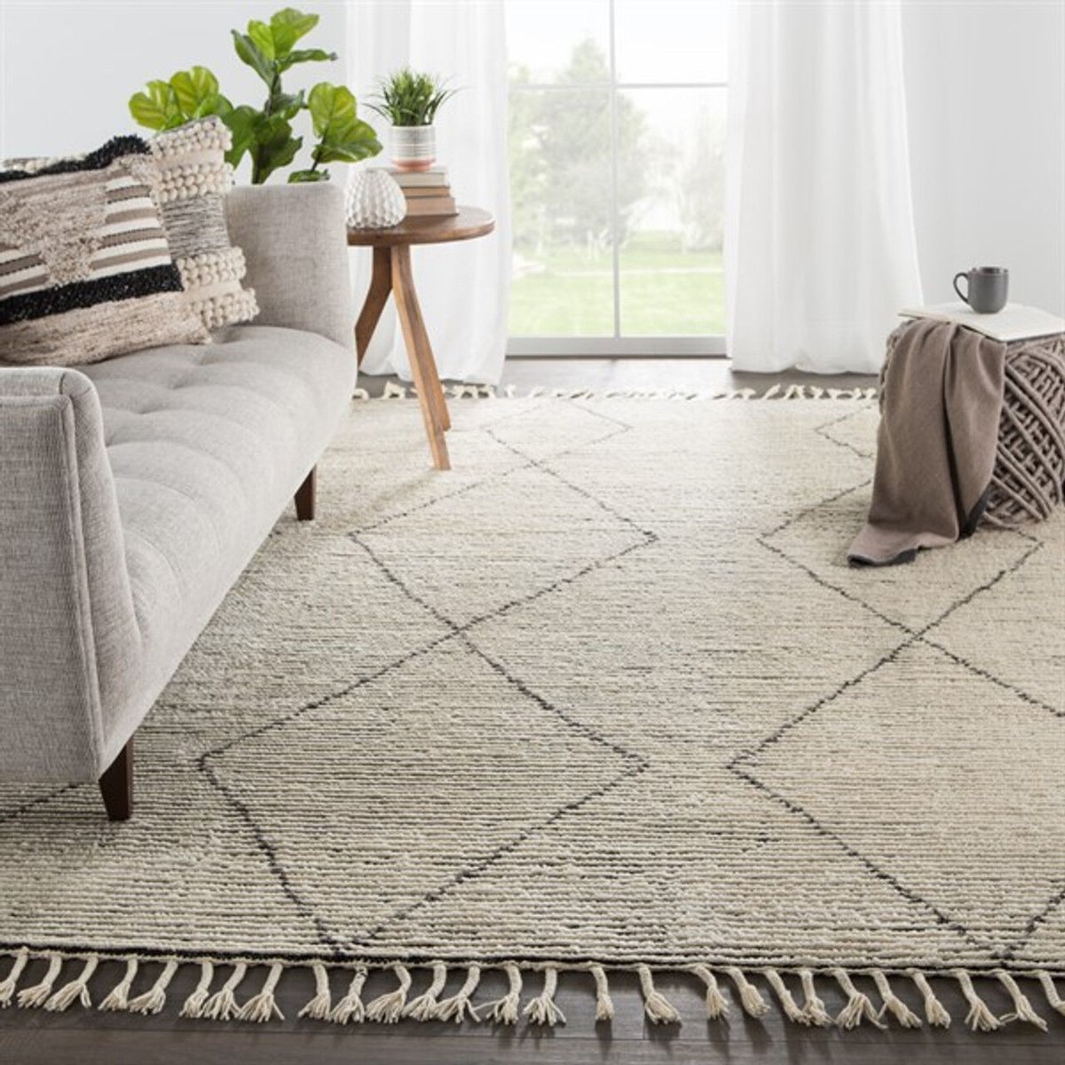 clutch_modern's tweet photo. Decor rugs are an easy way to add a touch of elegance to any room. They come in a variety of colors, patterns, and styles to suit any taste. Plus, they're a great way to add some extra warmth and comfort to your home. #rug #decor #comfort #elegance #interior design #modern https://t.co/DTng3YTp85