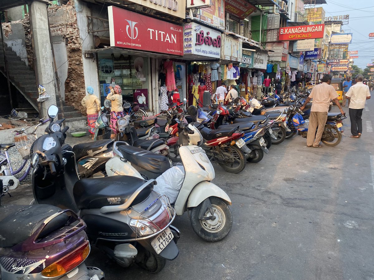 athmajith's tweet photo. @LGov_Puducherry @CollectorPuduc1 

Is this how traffic and parking situations are managed in one of Pondicherry’s busiest streets? 

Pathetic. https://t.co/TVCPQ9T7IT