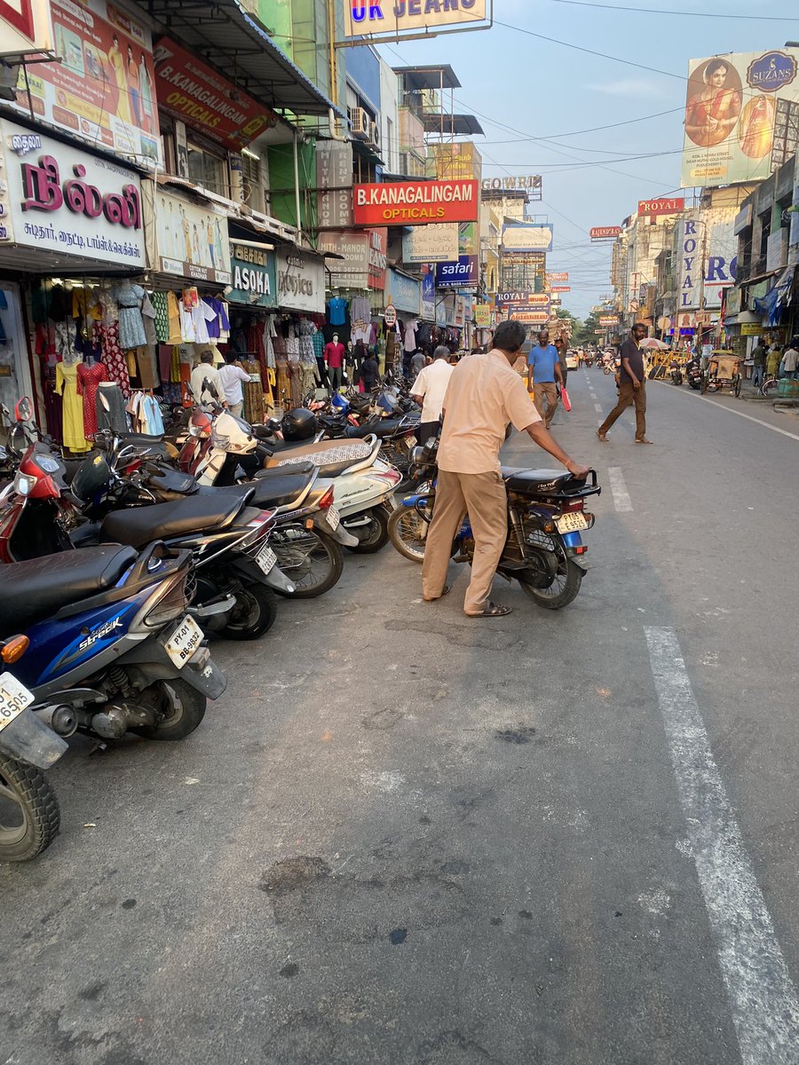 athmajith's tweet photo. @LGov_Puducherry @CollectorPuduc1 

Is this how traffic and parking situations are managed in one of Pondicherry’s busiest streets? 

Pathetic. https://t.co/TVCPQ9T7IT