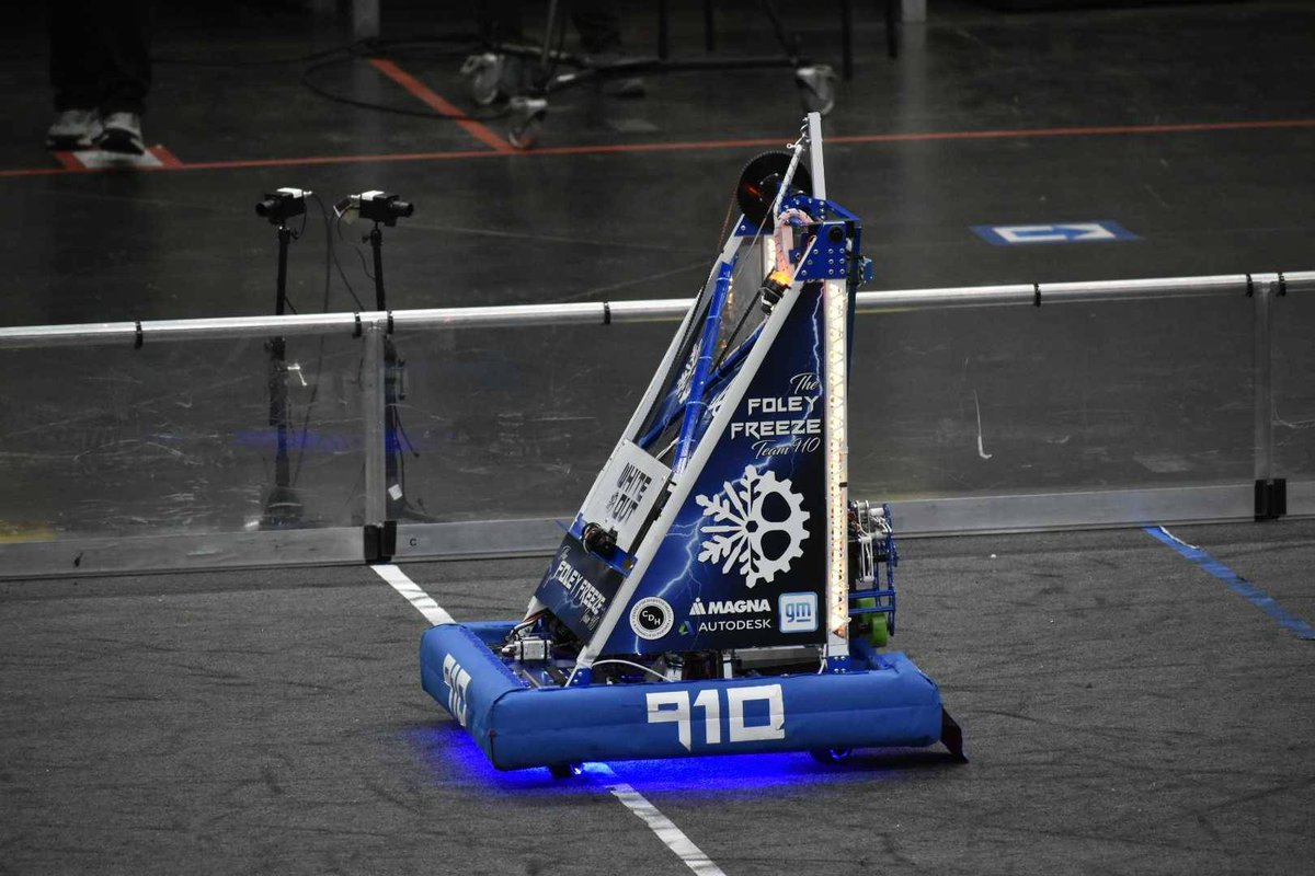 FRC910's tweet photo. That's a win for our first match of day two at the FIRST Championship! We had an awesome time chilling with @harker1072 and @averagejoes3620 ! ⚙️❄️ #FIRSTCMP #omgrobots #MilsteinDivision https://t.co/LV3nHVjI3x