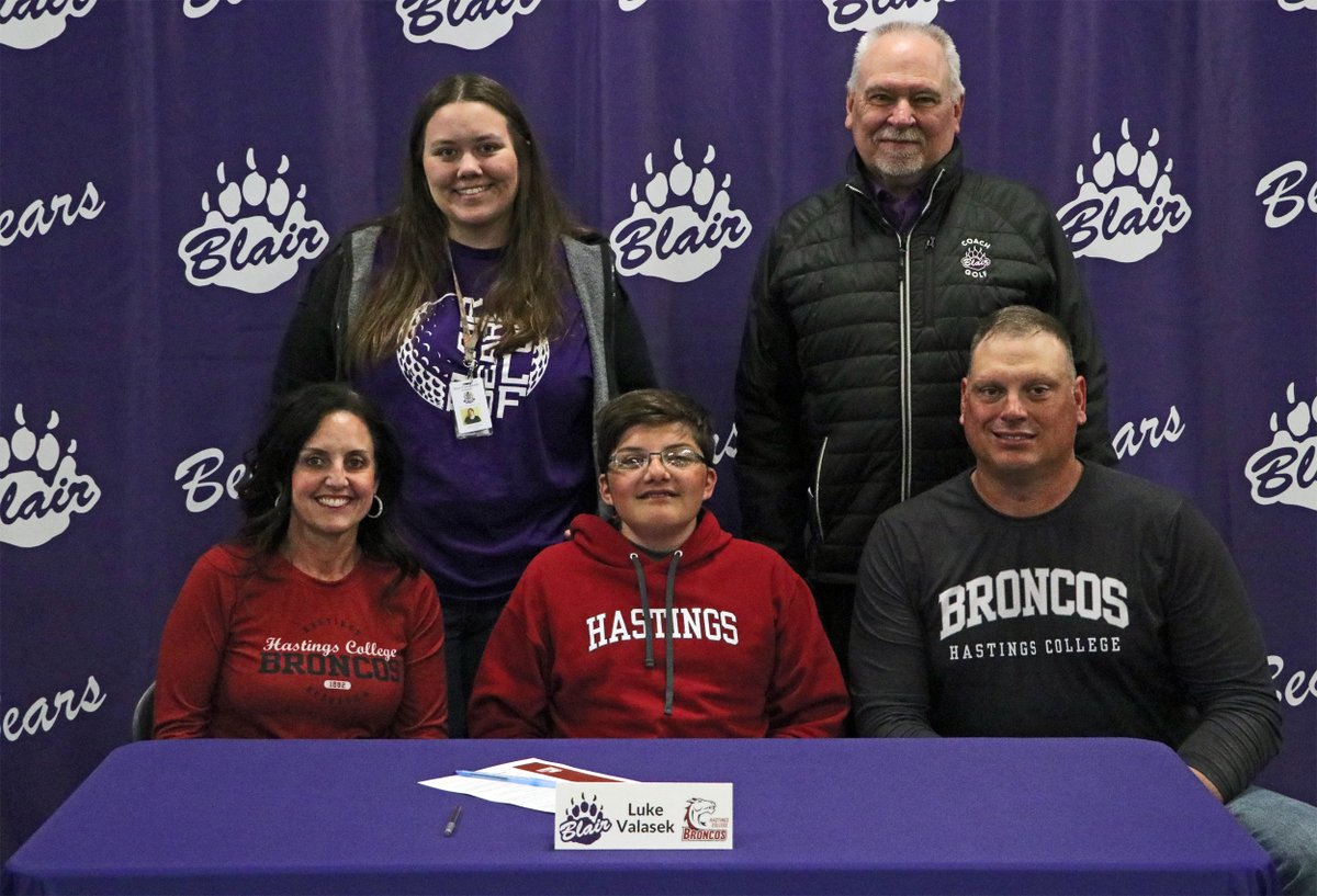 Congrats to Blair senior Luke Valasek who signed with @HC_BroncoGolf today! #nebpreps