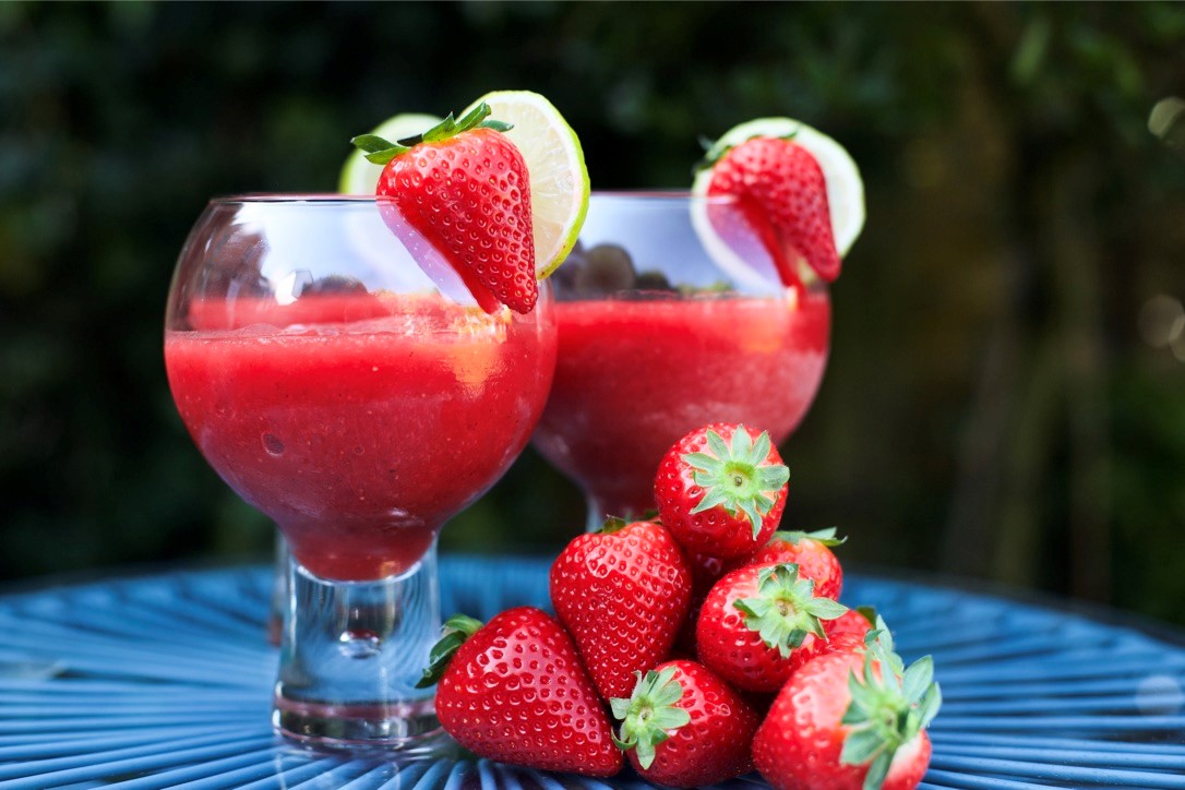 It's Friday, and the sun is shining! ☀️ Has put us right in the mood for a delicious strawberry and mint daiquiri! Cheers, and have a great weekend! 🍓🍹
Click the 🔗 in the bio for the recipe!

#Cheers #StrawberryDaiquiri
 #Strawberries #AngusTradingTeam #TheBerrySpecialists