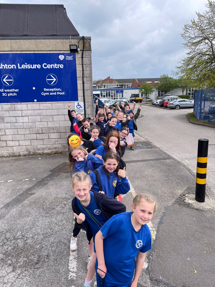 StPPPrimaryY5's tweet photo. Super proud of Y5 this afternoon.
First swimming lesson of the term and our behaviour was fantastic.
It was also the first time for some of us in the deep end.
🏊♀️ 🏊♂️ 🏊
#y5swimming #fridaysplash #welovePE https://t.co/DAMNWyLRFB