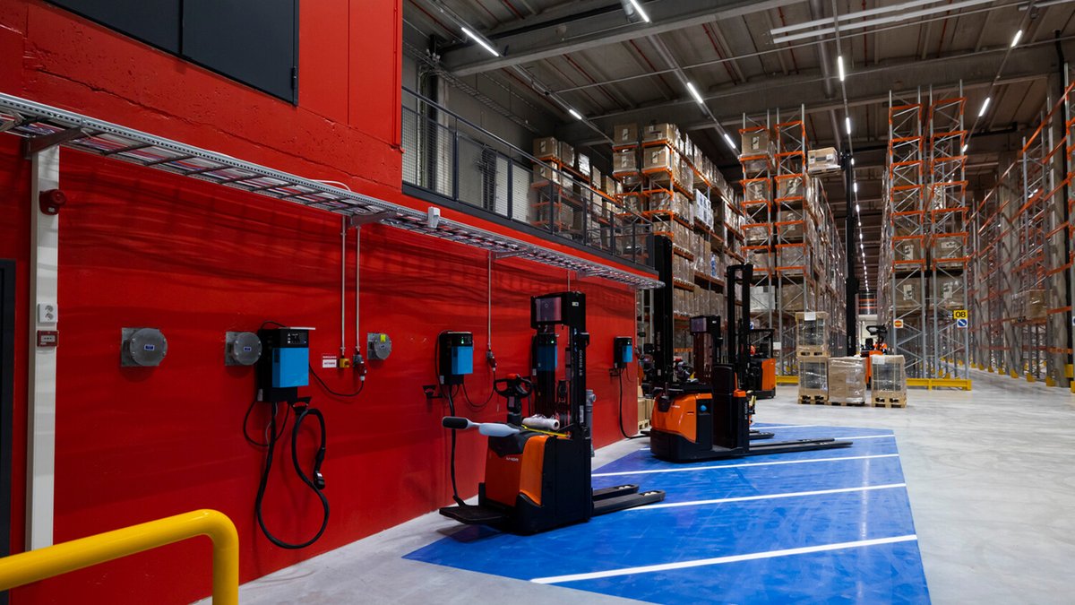 tokmanni's tweet photo. Ensimmäinen osa uudesta logistiikkakeskuksestamme on nyt käytössämme #Mäntsälä'ssä.🥳🙌
#Tokmanni'n #logistiikka'a ja #toimitusketju'a tehostava #Moreeni on rakentunut ripeästi, ja olemme nyt puolisen vuotta alkuperäistä aikataulua edellä.👍
Lue lisää 👉https://t.co/3S7LeNnWwI https://t.co/VYZAcXVTiy