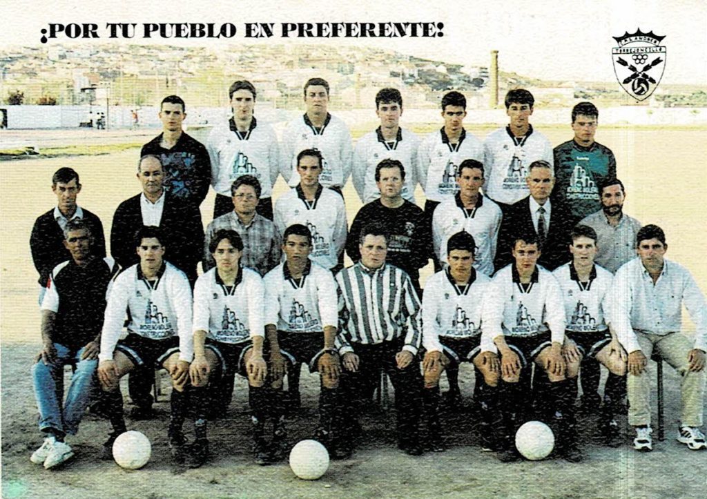 ttn_torre's tweet photo. La plantilla del San Andrés que ascendió a Preferente esta hoy con el AD Torrejoncillo - https://t.co/uVTjrvAWNq https://t.co/J9z0auydxv