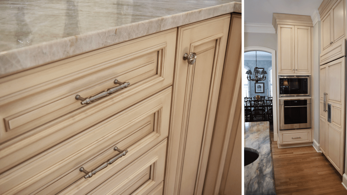 KettlerDesign's tweet image. Vintage golds and browns help make this large kitchen warm and cozy. Featuring Touchstone Fine Cabinetry 🔆 @walkerzanger tile 🔆 countertops by AGM Imports and Harkey Tile &amp;amp; Stone #loveyourkitchen #karenkettlerdesign