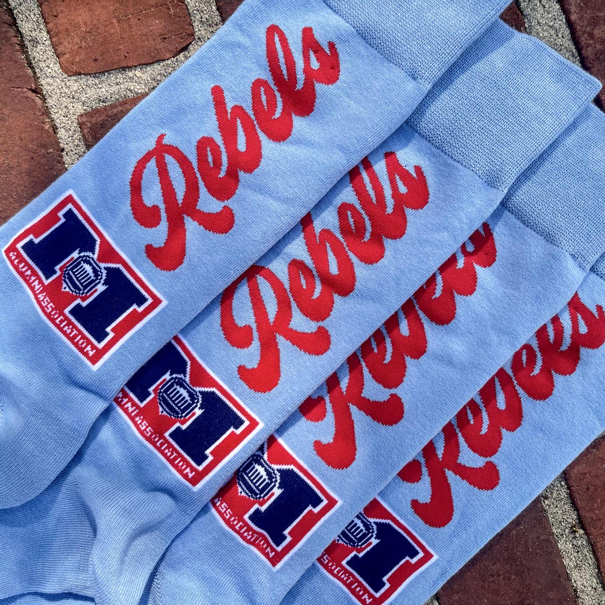 OleMissAlumni's tweet photo. 🔴🔵 Show your Ole Miss pride in style with 𝗢𝗠𝗔𝗔 𝗦𝗢𝗖𝗞𝗦!

Join/renew your membership at the link below to get your 𝗙𝗥𝗘𝗘 𝗦𝗢𝗖𝗞𝗦 crafted by alumni-owned company @DeadSoxy!

ℹ️ https://t.co/h16VAd1HsV

#HottyToddy https://t.co/QrhoJoI5B4