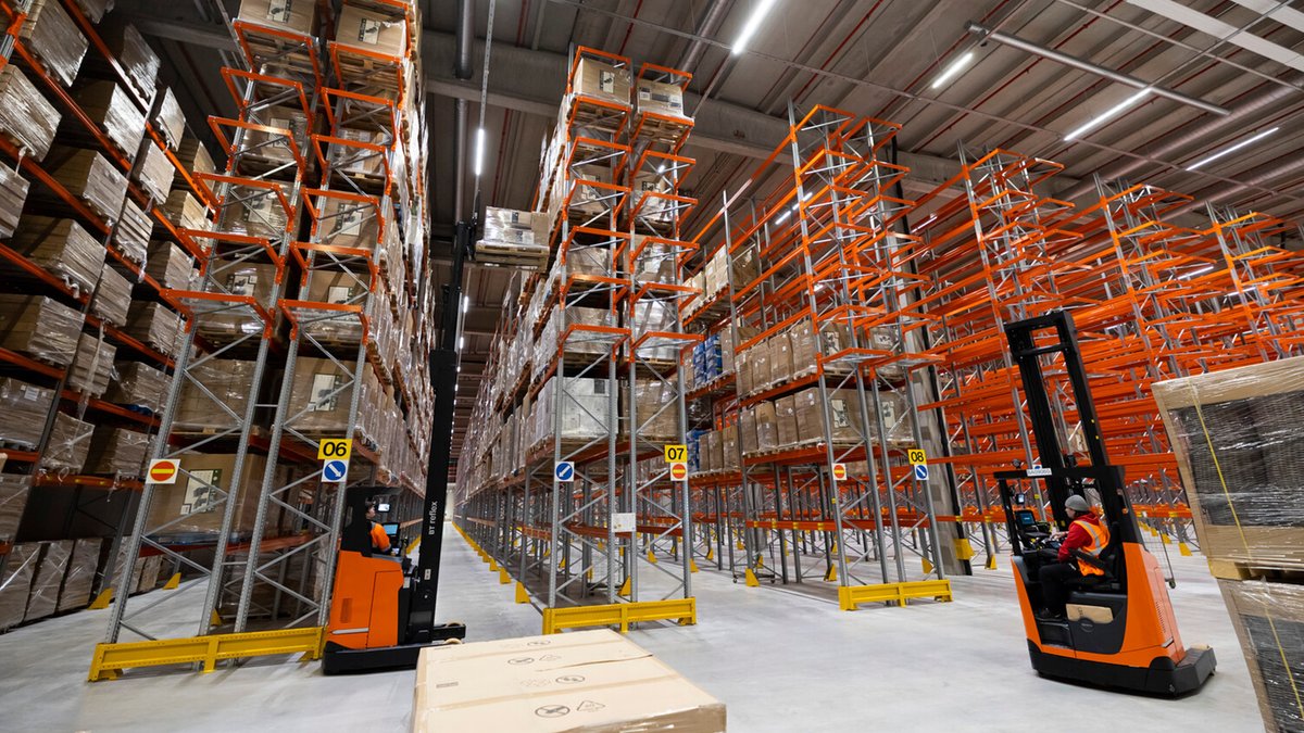 tokmanni's tweet photo. Ensimmäinen osa uudesta logistiikkakeskuksestamme on nyt käytössämme #Mäntsälä'ssä.🥳🙌
#Tokmanni'n #logistiikka'a ja #toimitusketju'a tehostava #Moreeni on rakentunut ripeästi, ja olemme nyt puolisen vuotta alkuperäistä aikataulua edellä.👍
Lue lisää 👉https://t.co/3S7LeNnWwI https://t.co/VYZAcXVTiy