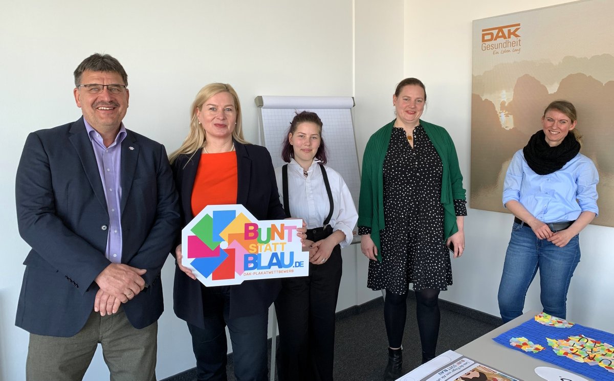 ChEnenkel's tweet photo. Die Gewinnerinnen u Gewinner unseres Wettbewerbs #buntstattblau in #Sachsen stehen fest. Danke an die großartige Landesjury mit @sms_sachsen  @PetraSejdi @lsrsachsen @CDU_SLT und #LaSuB! 👏Siegerehrung am 22. Mai. #Alkoholprävention #Kindergesundheit #regionalstark #DAKregional https://t.co/A5KOGwPA74