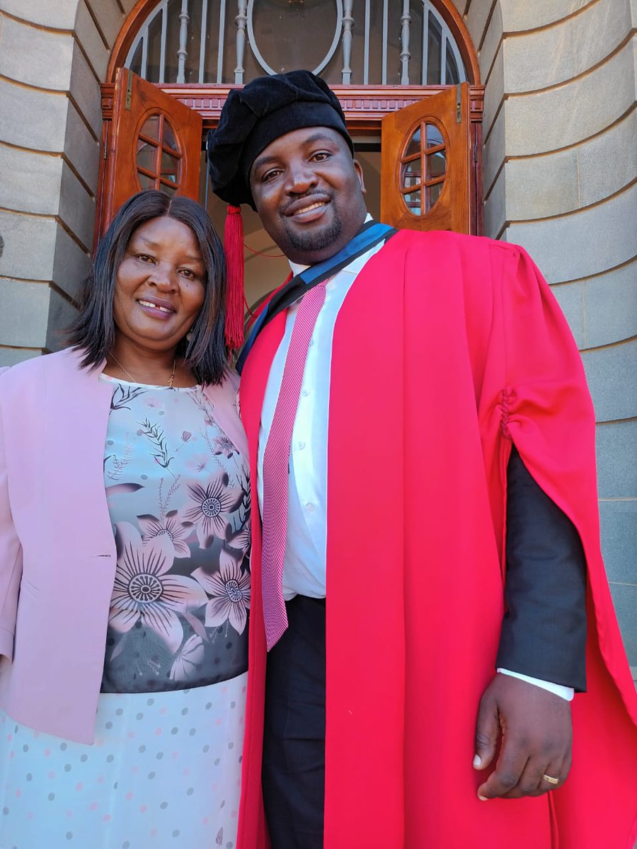 TawandaHove2's tweet photo. All the sleepless nights finally paid off... @UFSweb #SustainableAgriculture #RuralDevelopment #Kovsie https://t.co/quneoWqPyy
