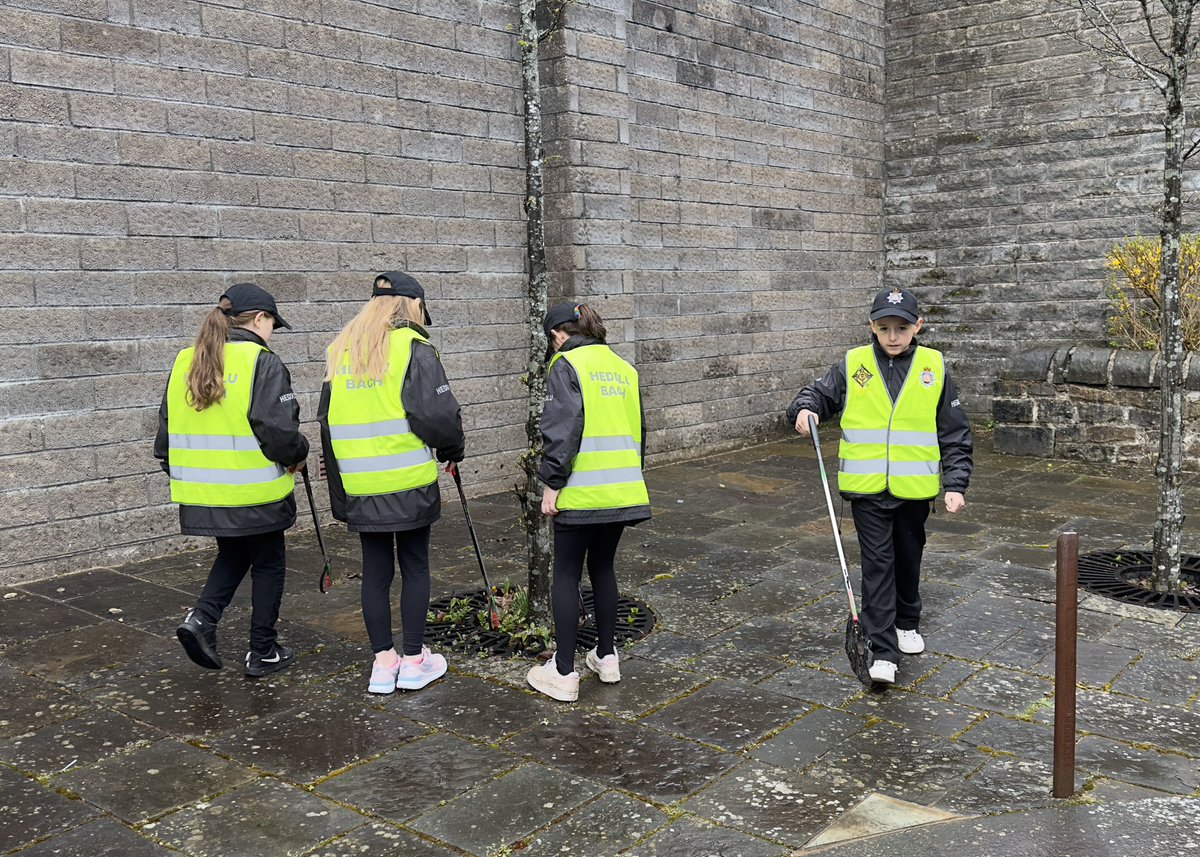 BHVCHeddluBach's tweet photo. @bhvcprimary Our Heddlu Bach were out in force today to litter pick through Blaenavon High Street. They even had the opportunity to talk with @GPTorfaen police officers who were running a drop in surgery in town. #keepwalestidy #Blaenavon #gwentpolice #heddlubach https://t.co/5bpSY5hpxa
