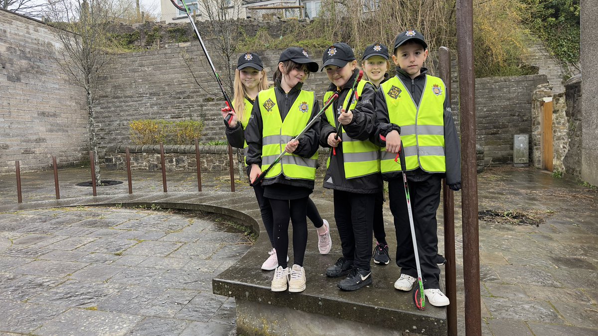 BHVCHeddluBach's tweet photo. @bhvcprimary Our Heddlu Bach were out in force today to litter pick through Blaenavon High Street. They even had the opportunity to talk with @GPTorfaen police officers who were running a drop in surgery in town. #keepwalestidy #Blaenavon #gwentpolice #heddlubach https://t.co/5bpSY5hpxa