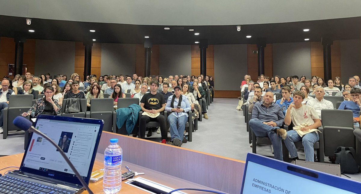 ¡Bienvenidos a todos los estudiantes interesados en los grados de la <a href="/FCSJ_UC3M/">Facultad de Ciencias Sociales y Juridicas</a> en la jornada de puertas abiertas de hoy! Emocionados de mostrarles todo lo que nuestra facultad tiene para ofrecer y esperamos poder responder a todas sus preguntas. #BienvenidosEstudiantes