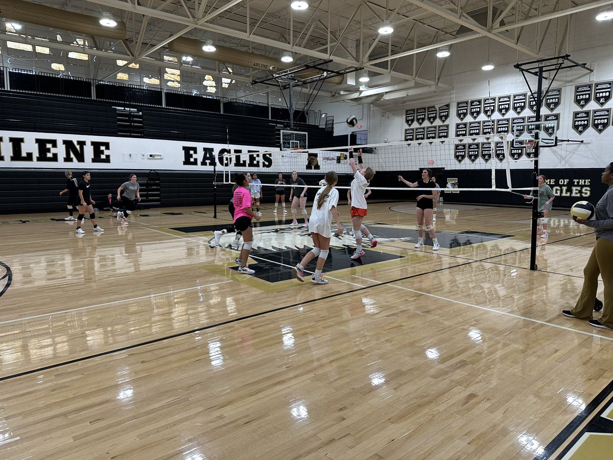 AHSEagleVB's tweet image. Day 2 of the 100 point game! First round winners were the Gold team! Day 2 started off with team White ahead 34-27! #2ndround #100pointgame