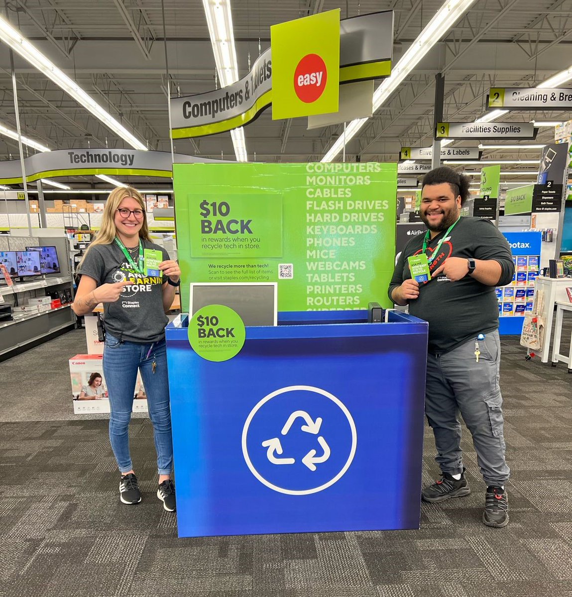 StaplesStores's tweet photo. #StaplesRecycles and we have the best team around to make it easy! Drop off your old e-waste for free any day of the week and make an impact on the Earth 🌎♻️ https://t.co/x87JR56Fvm