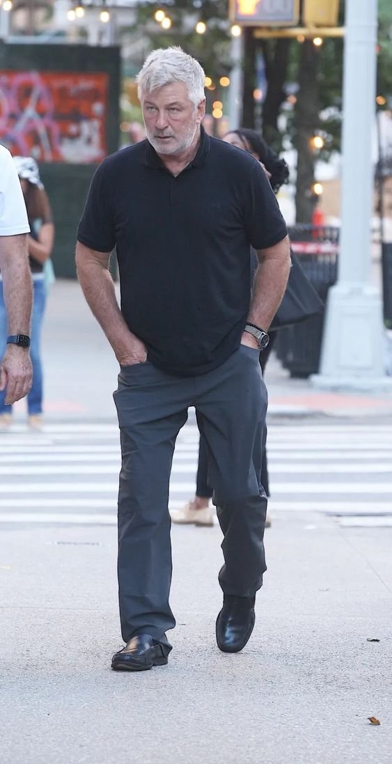 regbit1's tweet image. #"As acusações homicídio involuntário contra Alec Baldwin tiroteio fatal 2021 diretora fotografia #Halyna Hutchins de Rust serão retiradas, promotores Novo México disseram decisão não absolve ator responsabilidade criminal e haverá mais investigações podem levar novas acusações.