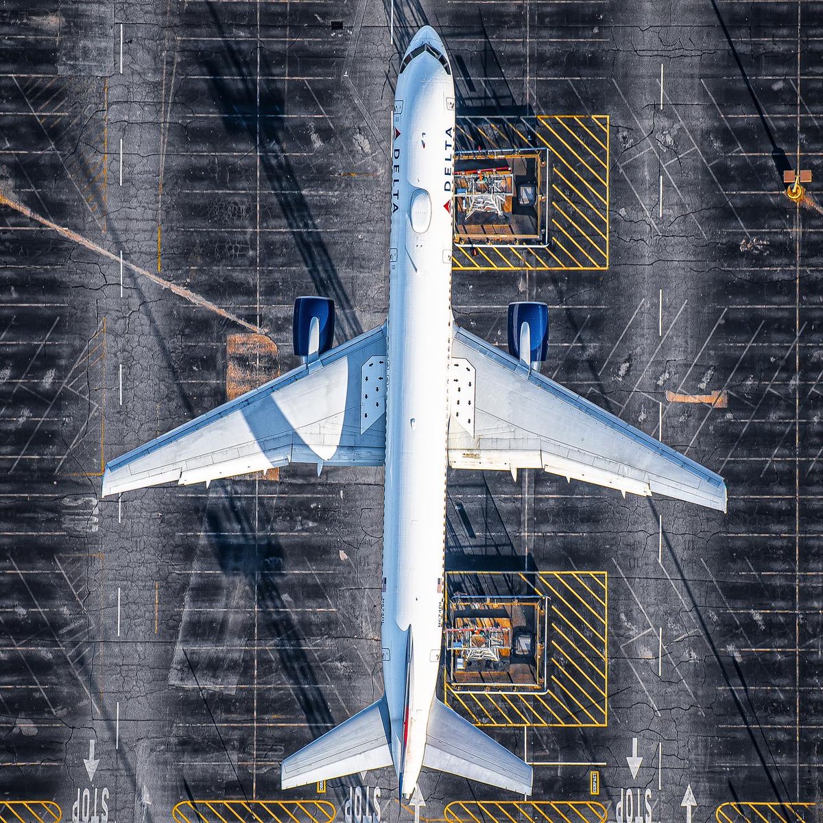 diecastryan's tweet photo. A Delta 757 landing in ATL as seen from above. Shot taken with coordination with ATC. #deltaairlines #boeing #boeing757 #atlairport #aviation https://t.co/lW6VU88RZK