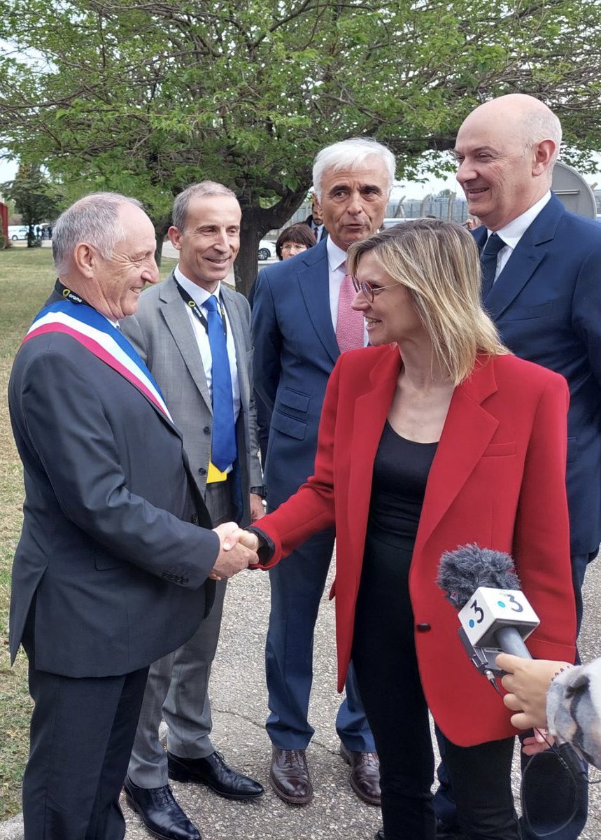 Ce matin accueil républicain pour Mme 𝗔𝗴𝗻𝗲̀𝘀 𝗣𝗮𝗻𝗻𝗶𝗲𝗿-𝗥𝘂𝗻𝗮𝗰𝗵𝗲𝗿, 𝗺𝗶𝗻𝗶𝘀𝘁𝗿𝗲 𝗱𝗲 𝗹𝗮 𝗧𝗿𝗮𝗻𝘀𝗶𝘁𝗶𝗼𝗻 𝗲́𝗻𝗲𝗿𝗴𝗲́𝘁𝗶𝗾𝘂𝗲, 𝗲𝘁 M. 𝗥𝗼𝗹𝗮𝗻𝗱 𝗟𝗲𝘀𝗰𝘂𝗿𝗲, 𝗺𝗶𝗻𝗶𝘀𝘁𝗿𝗲 𝗱𝗲 𝗹'𝗜𝗻𝗱𝘂𝘀𝘁𝗿𝗶𝗲 𝘀𝘂𝗿 𝗹𝗲 𝘀𝗶𝘁𝗲 𝗱'𝗢𝗿𝗮𝗻𝗼