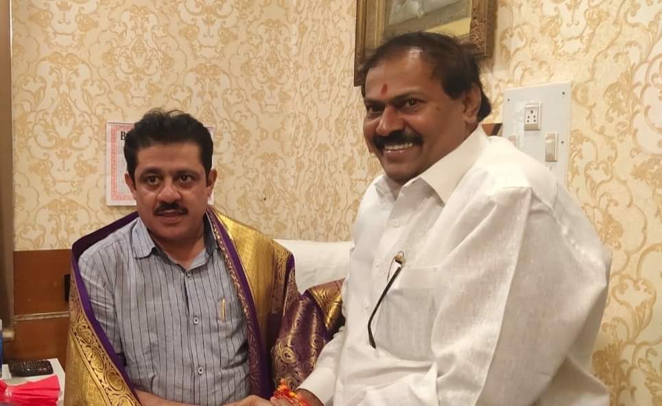 Anjan94150697's tweet photo. KARNATAKA BREAKING:
#CongressRebels: Zameer Ahmed Khan met Akhanda Srinivasa Murthy & requested to withdraw his #Pulakeshinagara nomination as it'll hurt the Congress chances in Pulakeshinagara.
#KarnatakaElection2023
#KarnatakaKurukshetra2023 https://t.co/xcOUu6MRuB