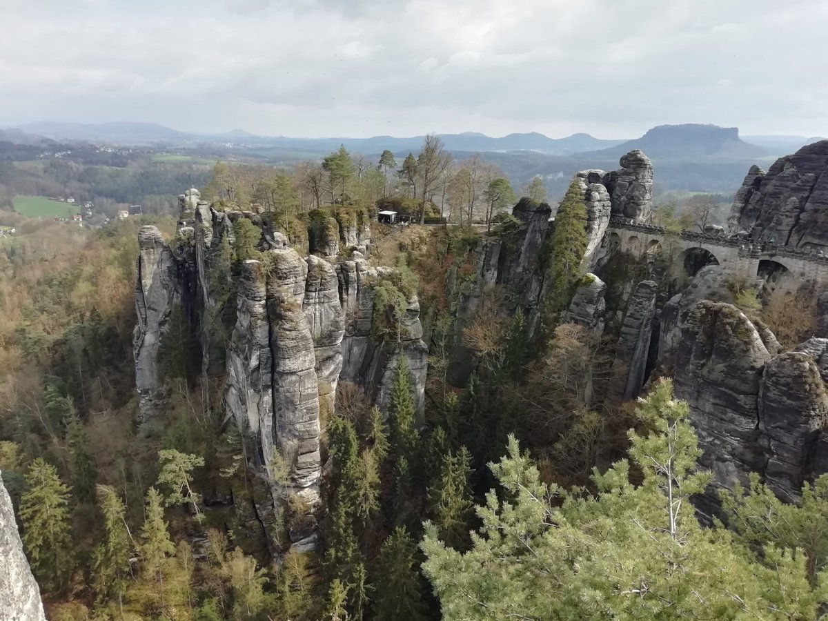 agarciapage's tweet photo. Extremely nice the @MPGCQM school on Modern Topics in Condensed Matter hosted by @mpi_pks.  A lot of cool Physics (including lab visits to @mpi_CPfS) and even an excursion to Sächsische Schweiz!! https://t.co/pUCw3ja1vr