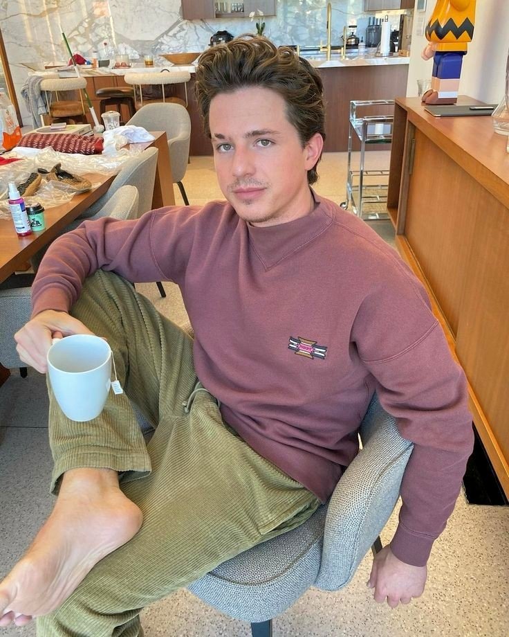 Currently, all @charlieputh's albums are receiving over 1 MILLION daily streams on Spotify. ☕