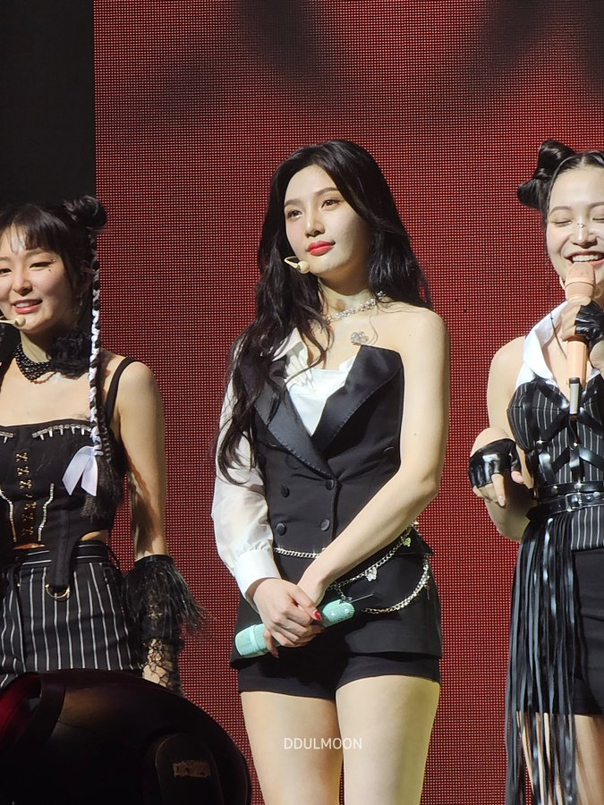 rvelites's tweet photo. Performed 16 songs flawlessly even if you weren't feeling well... our Joy, you worked hard 💚 You did well tonight! Please don't feel sorry. Health is the most important! Get well soon, and take enough rest.  we love you 🥺

#조이버블 #조이 #RtoVinSG https://t.co/fj0W9NZkId