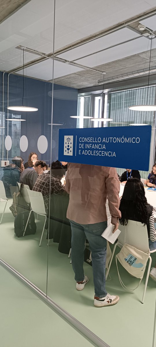 UNICEFGalicia's tweet photo. O Consello Autonómico de Infancia e Adolescencia creado pola @Xunta xa é unha realidade. Parabéns aos nenos, nenas e adolescentes que hoxe participaron na sesión de constitución, 15 deles representantes de espazos locais de #ParticipacionInfantil.
#MoitoqueContar https://t.co/vC7Ez0z3Q5