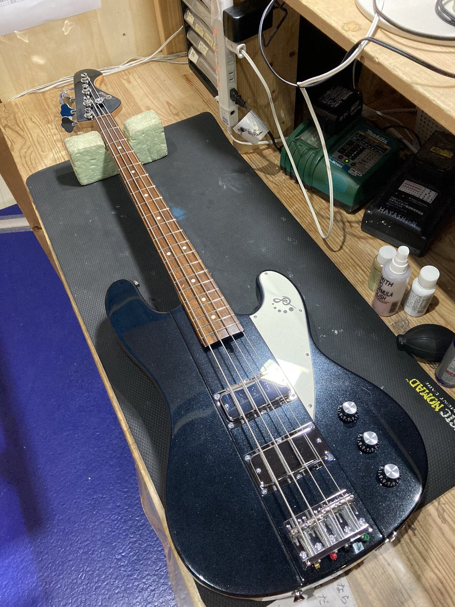 od_musics's tweet photo. New arrival !!!

Seed  Kander Bird Dress Black

鶴のベーシスト、神田雄一郎モデル
オリジナルのハムバッカーP.Uを
2基搭載、太くコシのある重低音と
レスポンスの速さが特徴
ルックス、演奏性共に即戦力の1本！

 #Seed #KanderBird #ベース
 #楽器 #楽器買取 #岐阜 #王の洞窟 https://t.co/rcwiyNTPi0